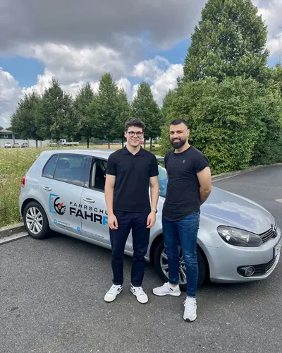 Fahrschule FAHRPLAN ve Frankfurt sınıflarından, ehliyet sınavını geçen sürücü adayı