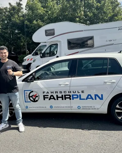 Fahrschule FAHRPLAN ve Frankfurt sınıflarından, ehliyet sınavını geçen sürücü adayı