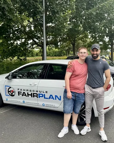 Fahrschule FAHRPLAN ve Frankfurt sınıflarından, ehliyet sınavını geçen sürücü adayı