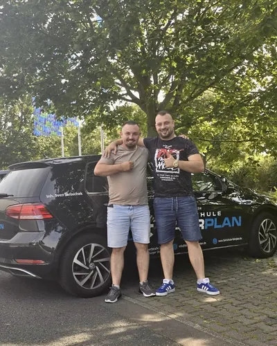 Fahrschule FAHRPLAN ve Frankfurt sınıflarından, ehliyet sınavını geçen sürücü adayı