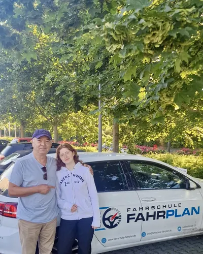 Fahrschule FAHRPLAN ve Frankfurt sınıflarından, ehliyet sınavını geçen sürücü adayı