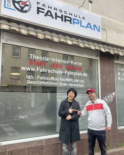 Fahrschule FAHRPLAN ve Frankfurt sınıflarından, ehliyet sınavını geçen sürücü adayı