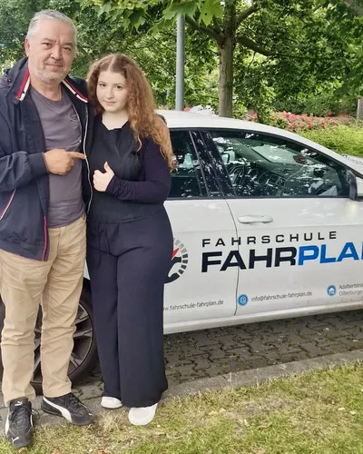 Fahrschule FAHRPLAN ve Frankfurt sınıflarından, ehliyet sınavını geçen sürücü adayı