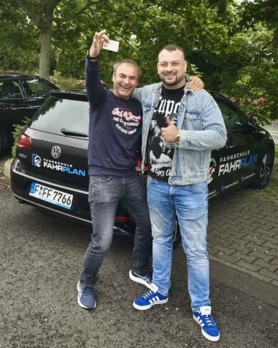 Fahrschule FAHRPLAN ve Frankfurt sınıflarından, ehliyet sınavını geçen sürücü adayı