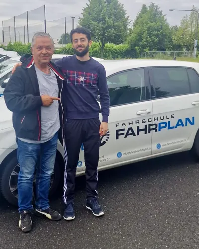Fahrschule FAHRPLAN ve Frankfurt sınıflarından, ehliyet sınavını geçen sürücü adayı
