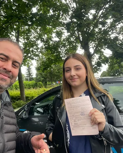 Fahrschule FAHRPLAN ve Frankfurt sınıflarından, ehliyet sınavını geçen sürücü adayı