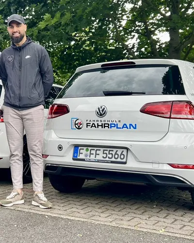 Fahrschule FAHRPLAN ve Frankfurt sınıflarından, ehliyet sınavını geçen sürücü adayı