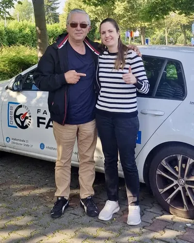 Fahrschule FAHRPLAN ve Frankfurt sınıflarından, ehliyet sınavını geçen sürücü adayı