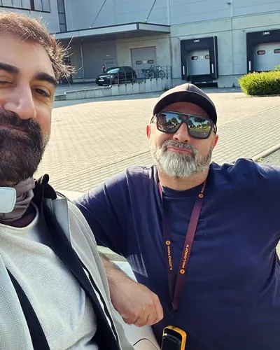Fahrschule FAHRPLAN ve Frankfurt sınıflarından, ehliyet sınavını geçen sürücü adayı