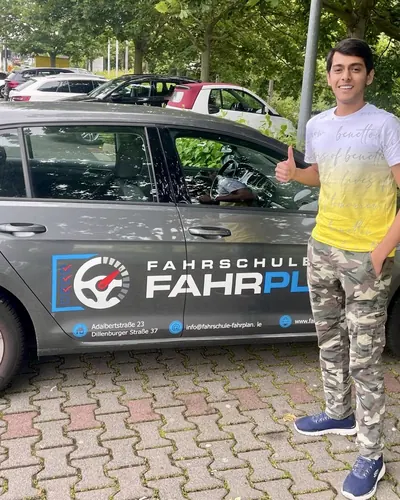 Fahrschule FAHRPLAN ve Frankfurt sınıflarından, ehliyet sınavını geçen sürücü adayı