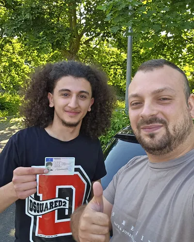 Fahrschule FAHRPLAN ve Frankfurt sınıflarından, ehliyet sınavını geçen sürücü adayı