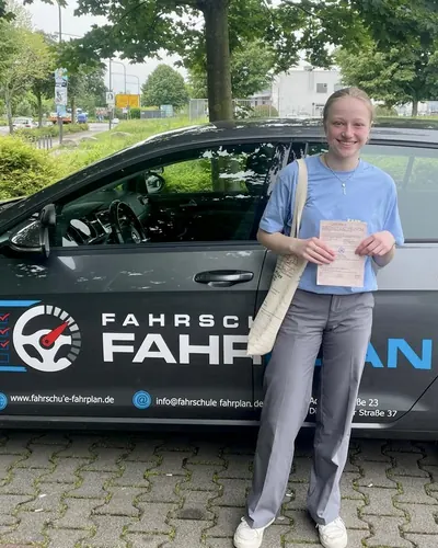 Fahrschule FAHRPLAN ve Frankfurt sınıflarından, ehliyet sınavını geçen sürücü adayı