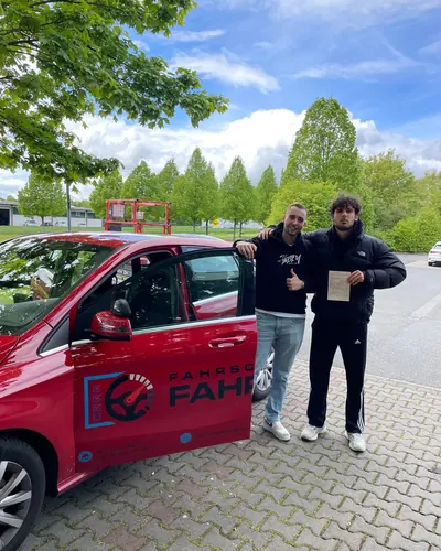Fahrschule FAHRPLAN ve Frankfurt sınıflarından, ehliyet sınavını geçen sürücü adayı