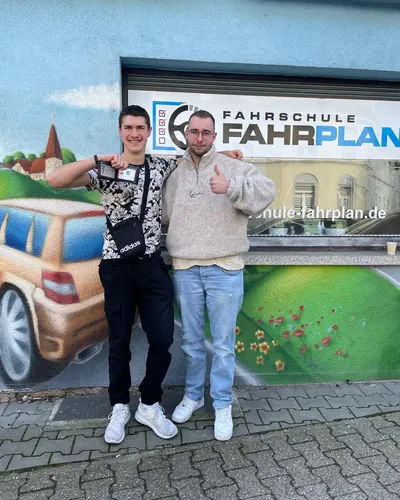 Fahrschule FAHRPLAN ve Frankfurt sınıflarından, ehliyet sınavını geçen sürücü adayı