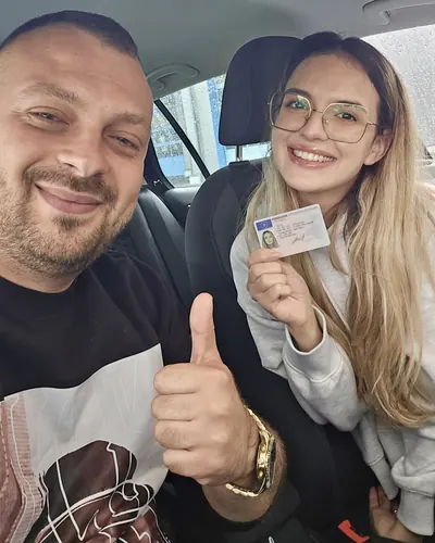 Fahrschule FAHRPLAN ve Frankfurt sınıflarından, ehliyet sınavını geçen sürücü adayı