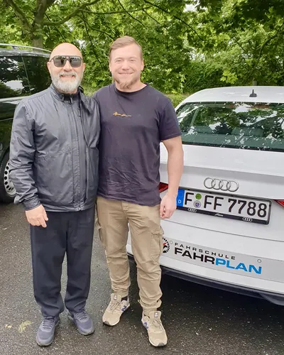 Fahrschule FAHRPLAN ve Frankfurt sınıflarından, ehliyet sınavını geçen sürücü adayı