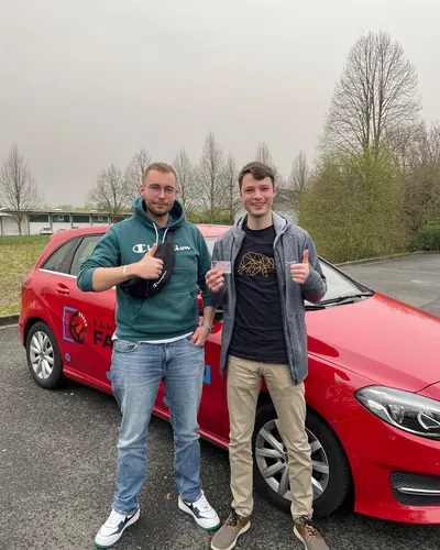Fahrschule FAHRPLAN ve Frankfurt sınıflarından, ehliyet sınavını geçen sürücü adayı