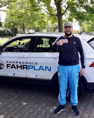 Fahrschule FAHRPLAN ve Frankfurt sınıflarından, ehliyet sınavını geçen sürücü adayı