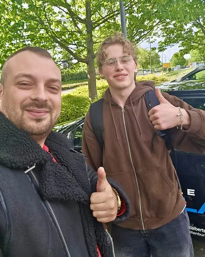 Fahrschule FAHRPLAN ve Frankfurt sınıflarından, ehliyet sınavını geçen sürücü adayı