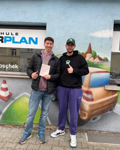 Fahrschule FAHRPLAN ve Frankfurt sınıflarından, ehliyet sınavını geçen sürücü adayı