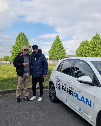 Fahrschule FAHRPLAN ve Frankfurt sınıflarından, ehliyet sınavını geçen sürücü adayı