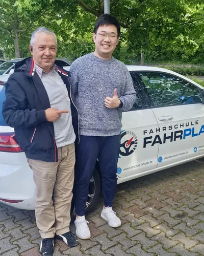 Fahrschule FAHRPLAN ve Frankfurt sınıflarından, ehliyet sınavını geçen sürücü adayı