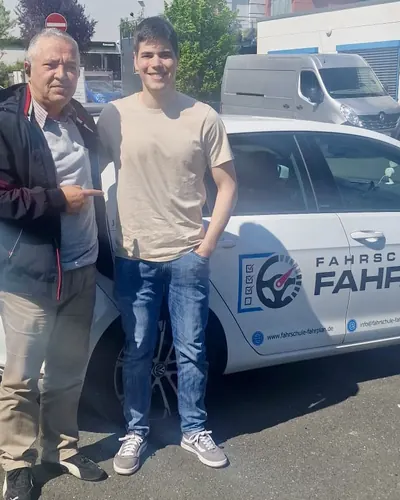 Fahrschule FAHRPLAN ve Frankfurt sınıflarından, ehliyet sınavını geçen sürücü adayı