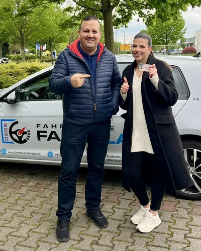 Fahrschule FAHRPLAN ve Frankfurt sınıflarından, ehliyet sınavını geçen sürücü adayı